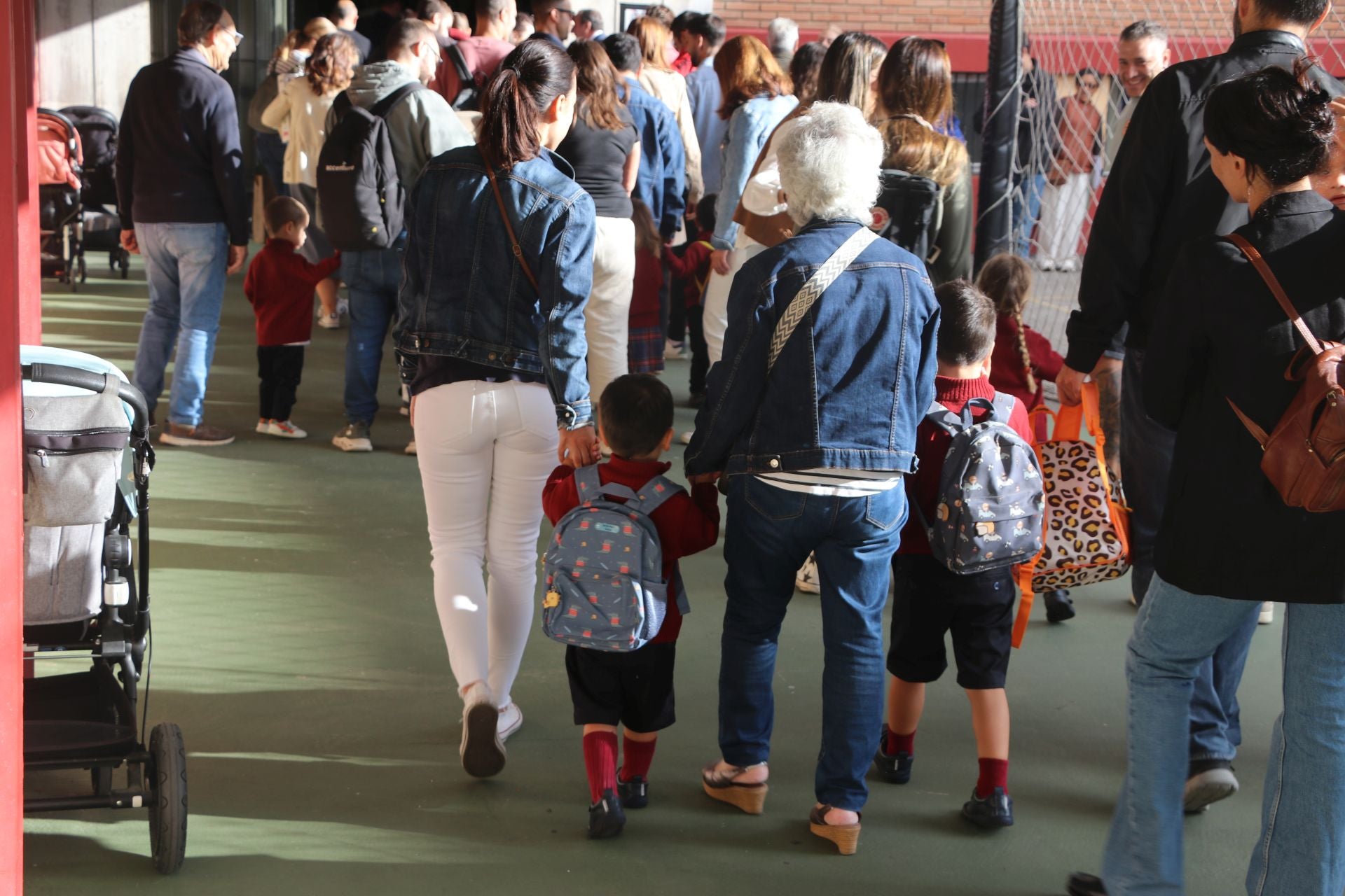 Imagen de los niños entrando en el colegio