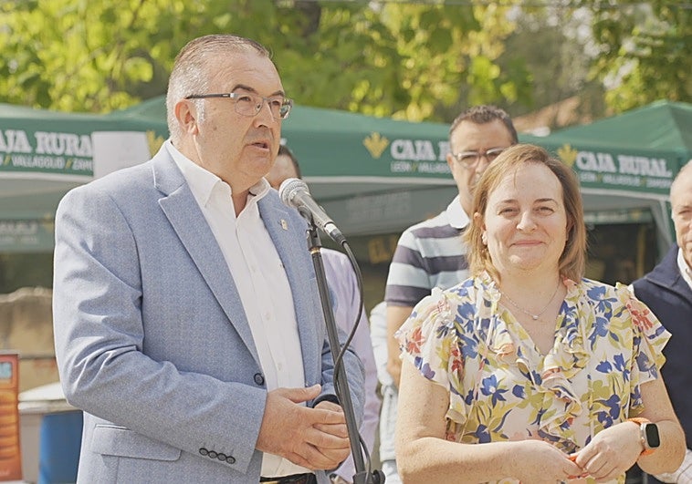 El Vicepresidente de la Diputación de León, Roberto Aller y la Alcaldesa de Cuadros, María Teresa Fernández inaugurando la feria de artesanía de Lorenzana