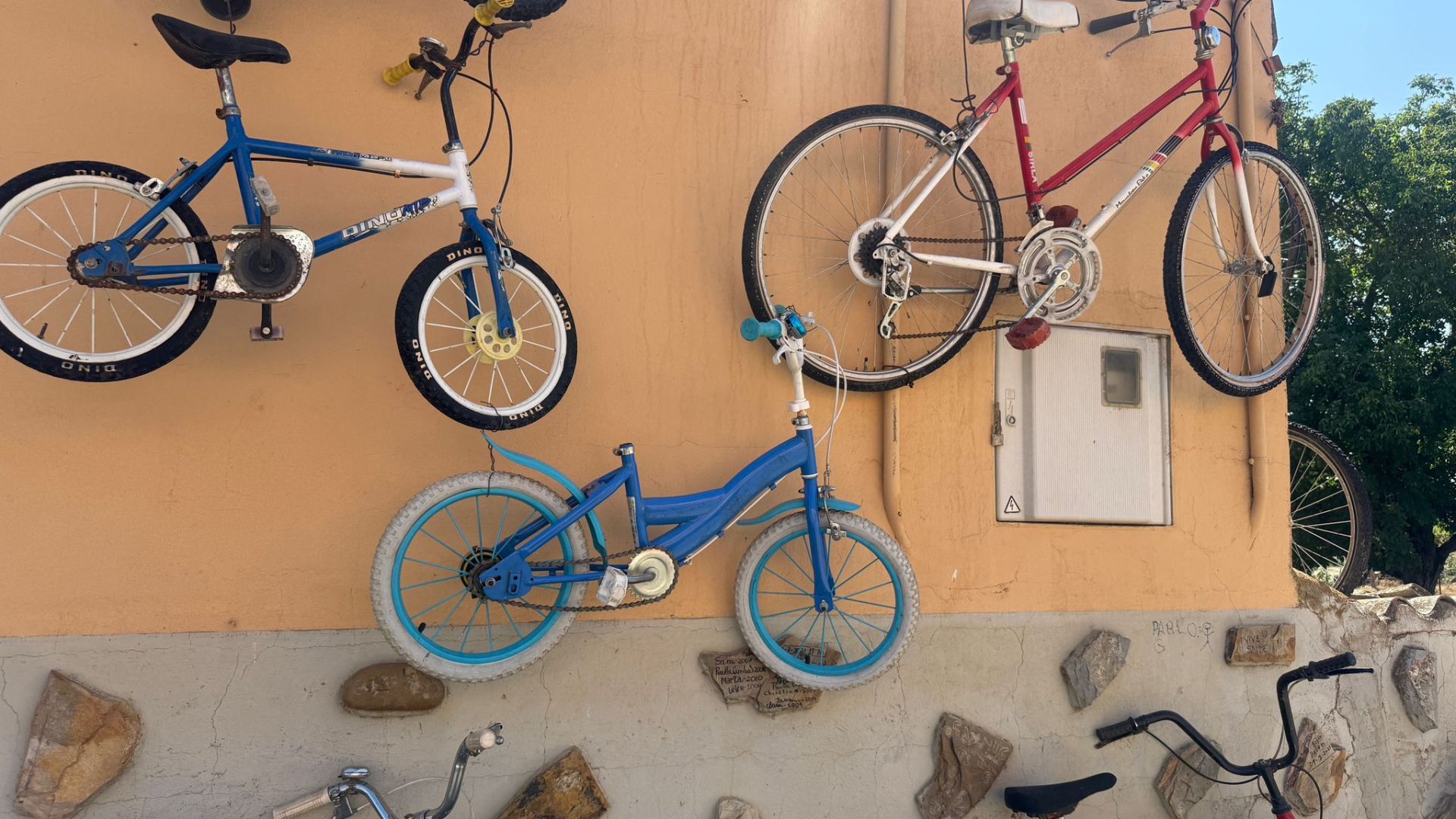 Imágenes del rincón de Ricardo en San Miguel de Escalada