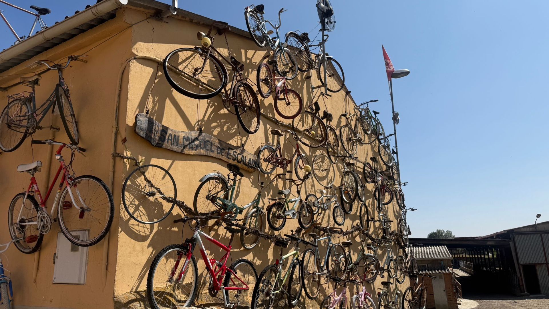 Imágenes del rincón de Ricardo en San Miguel de Escalada