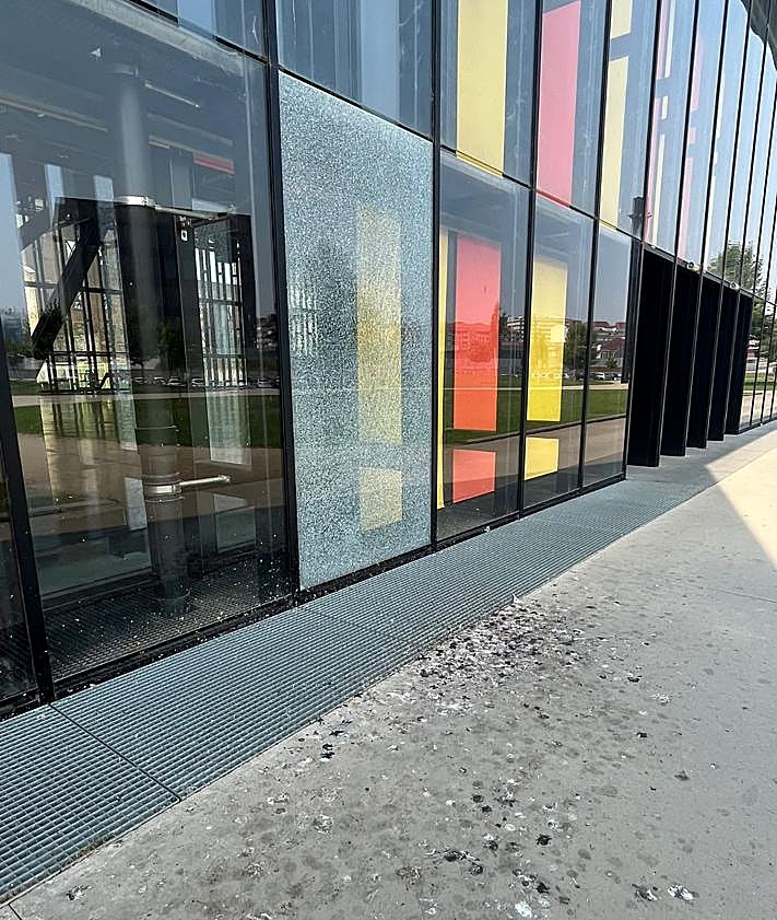 Imagen secundaria 2 - Bomberos de León interviene en el jardín del Palacio y da parte de sus deficiencias