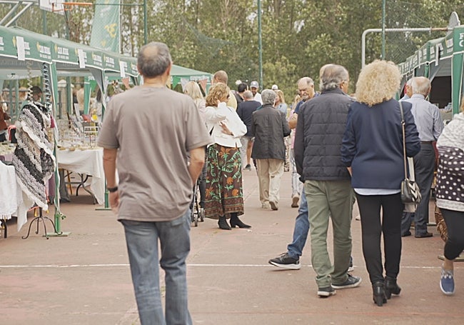 Puestos artesanos en la feria de Lorenzana