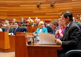 Suárez-Quiñones, al fondo, mira a Fernández Mañueco en la sesión de control de las Cortes.