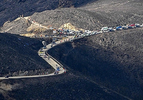Los ciclistas ascienden El Morredero rodeados de laderas calcinadas.