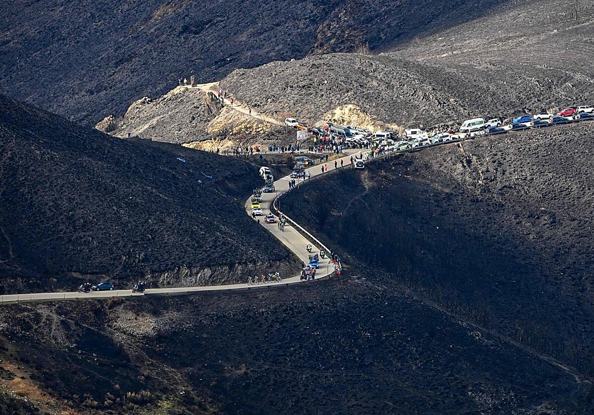 Los ciclistas ascienden El Morredero rodeados de laderas calcinadas.
