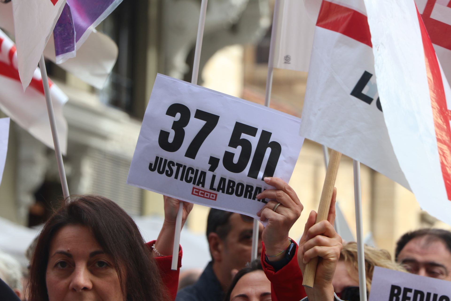 Concentración en León para pedir la reducción de la jornada laboral a 37,5 horas