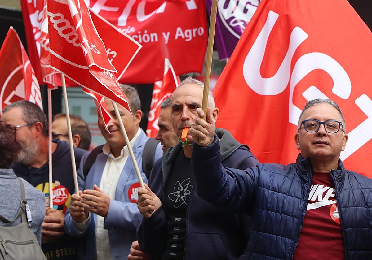 Concentración en León para pedir la reducción de la jornada laboral a 37,5 horas