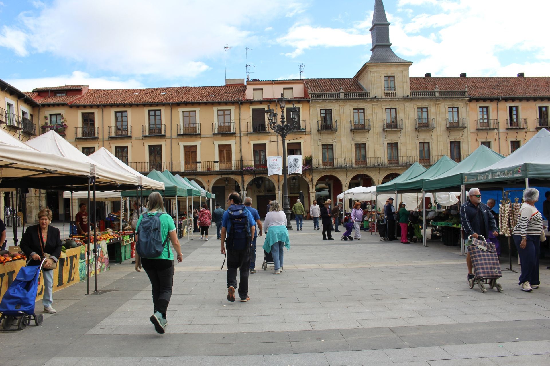 El retorno del mercado tradicional a la plaza Mayor de León