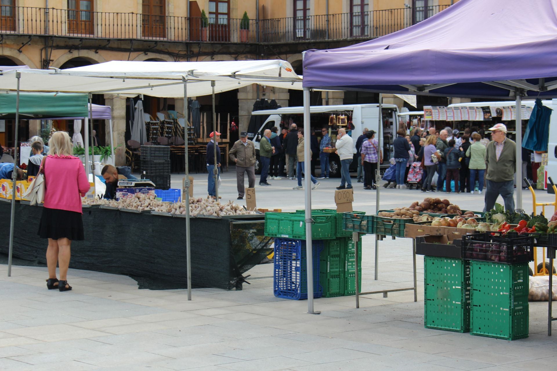 El retorno del mercado tradicional a la plaza Mayor de León