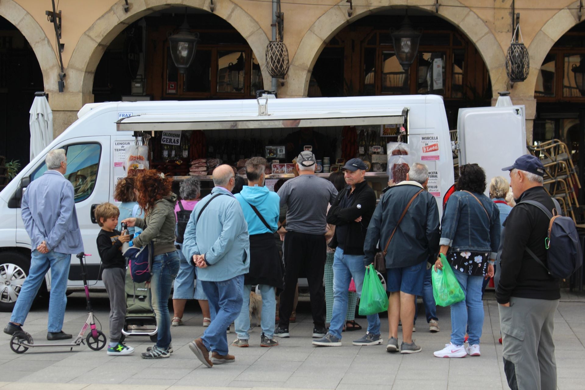 El retorno del mercado tradicional a la plaza Mayor de León