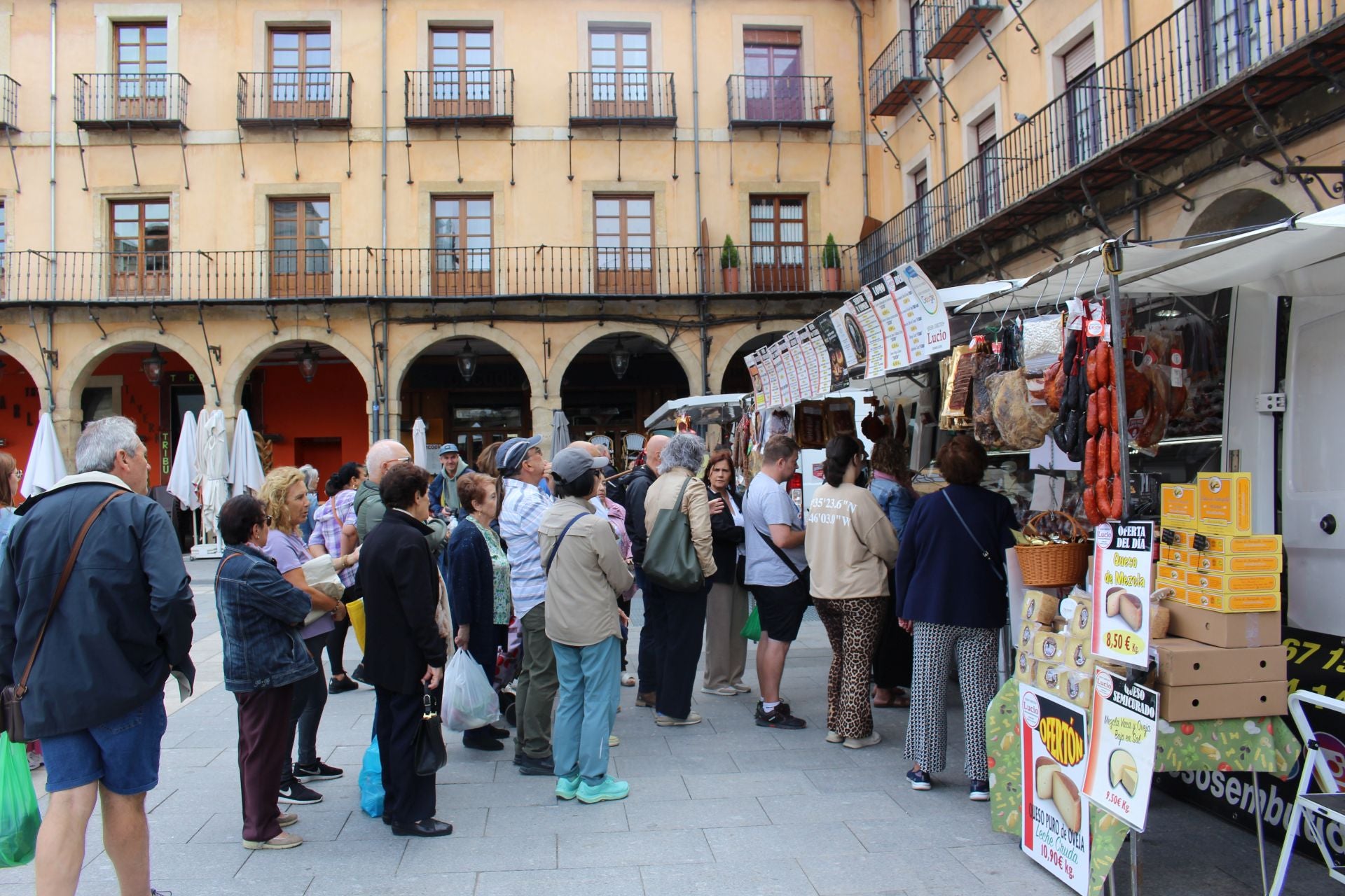 El retorno del mercado tradicional a la plaza Mayor de León