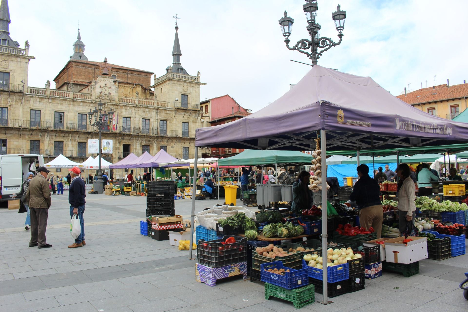 El retorno del mercado tradicional a la plaza Mayor de León