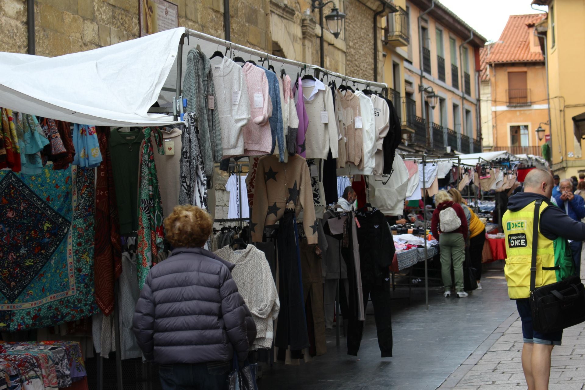 El retorno del mercado tradicional a la plaza Mayor de León