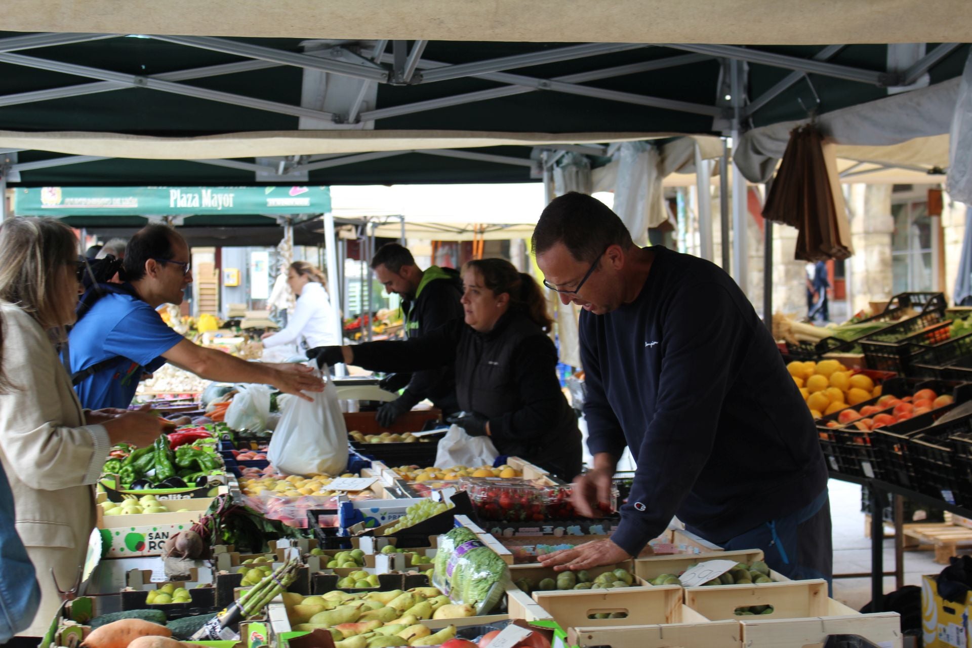El retorno del mercado tradicional a la plaza Mayor de León