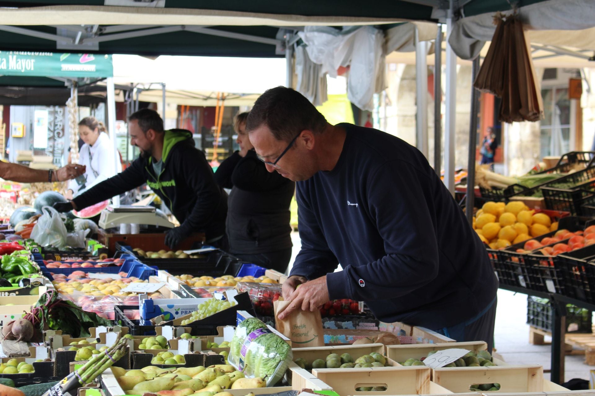 El retorno del mercado tradicional a la plaza Mayor de León