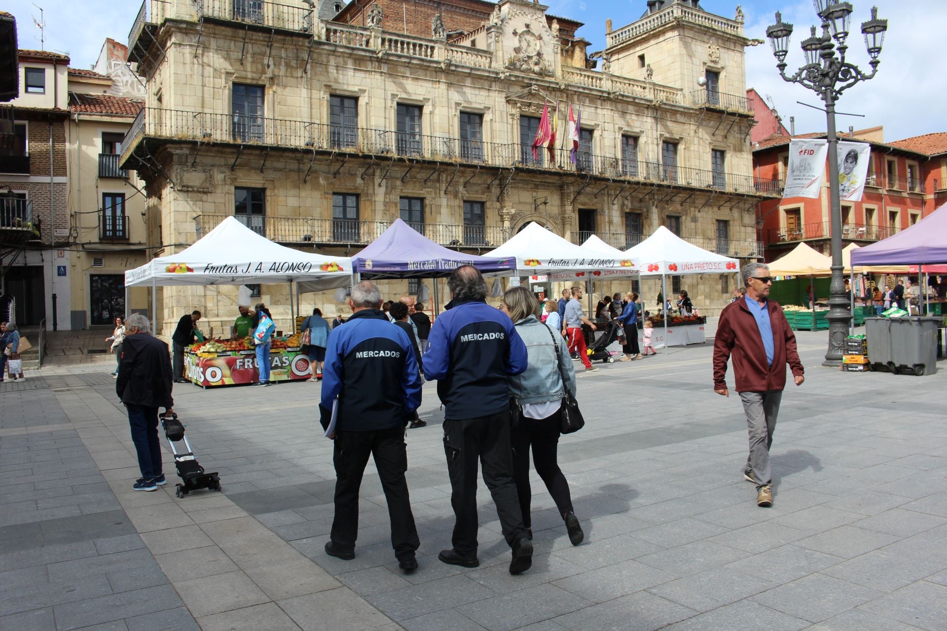 El retorno del mercado tradicional a la plaza Mayor de León