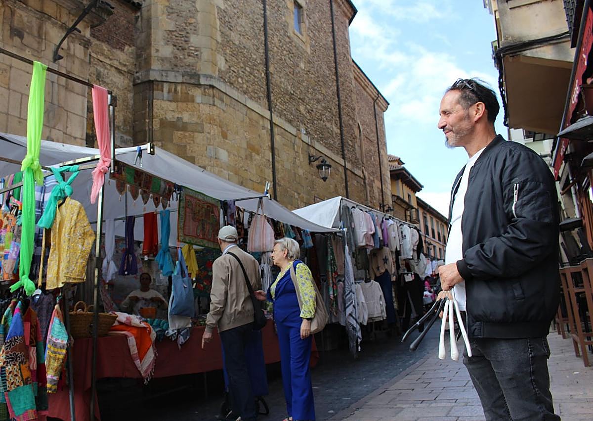 Imagen secundaria 1 - Valeriano Calleja, Diego Santiago y Alberto Arias en sus puestos en el mercado de la plaza Mayor de León.