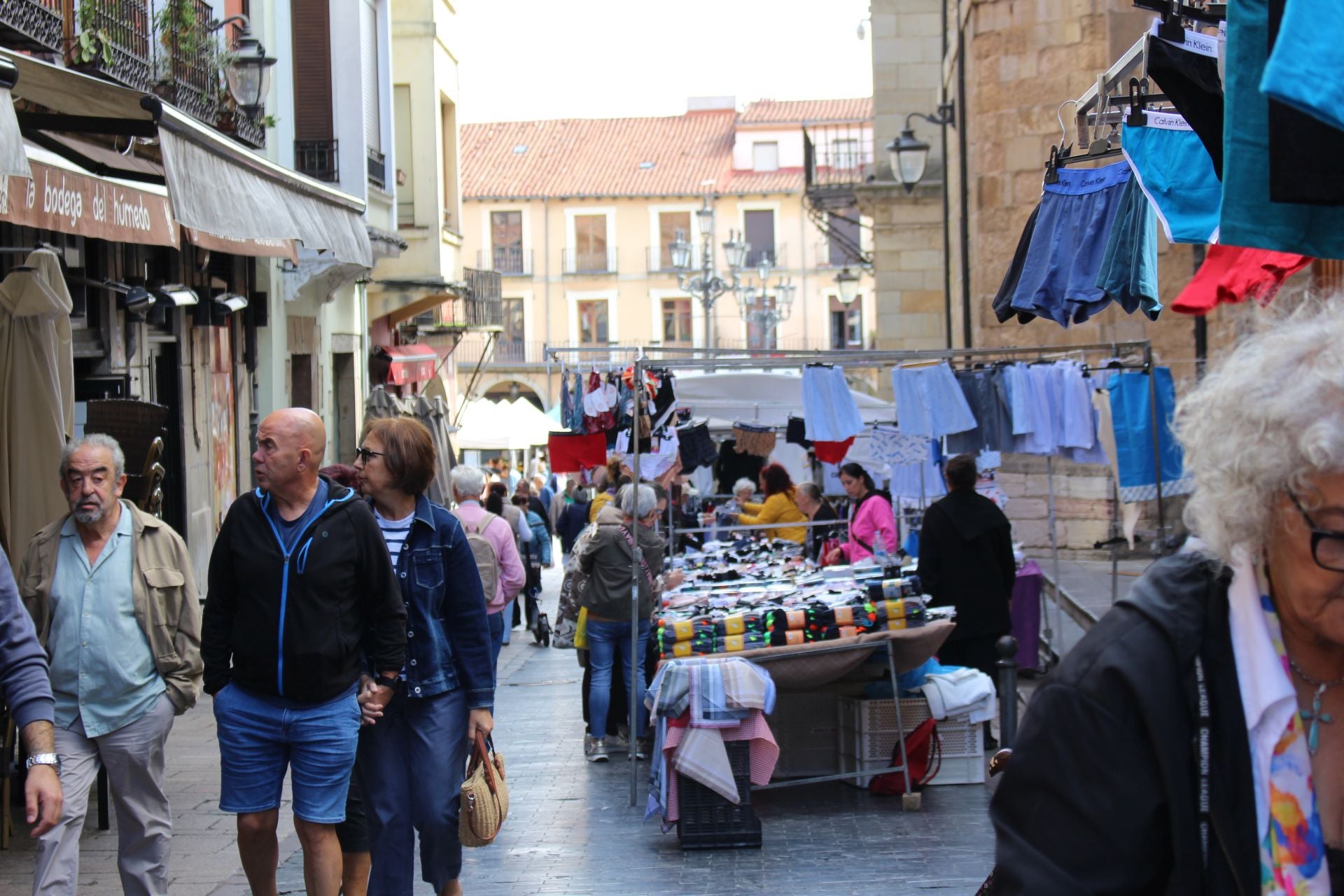 El retorno del mercado tradicional a la plaza Mayor de León