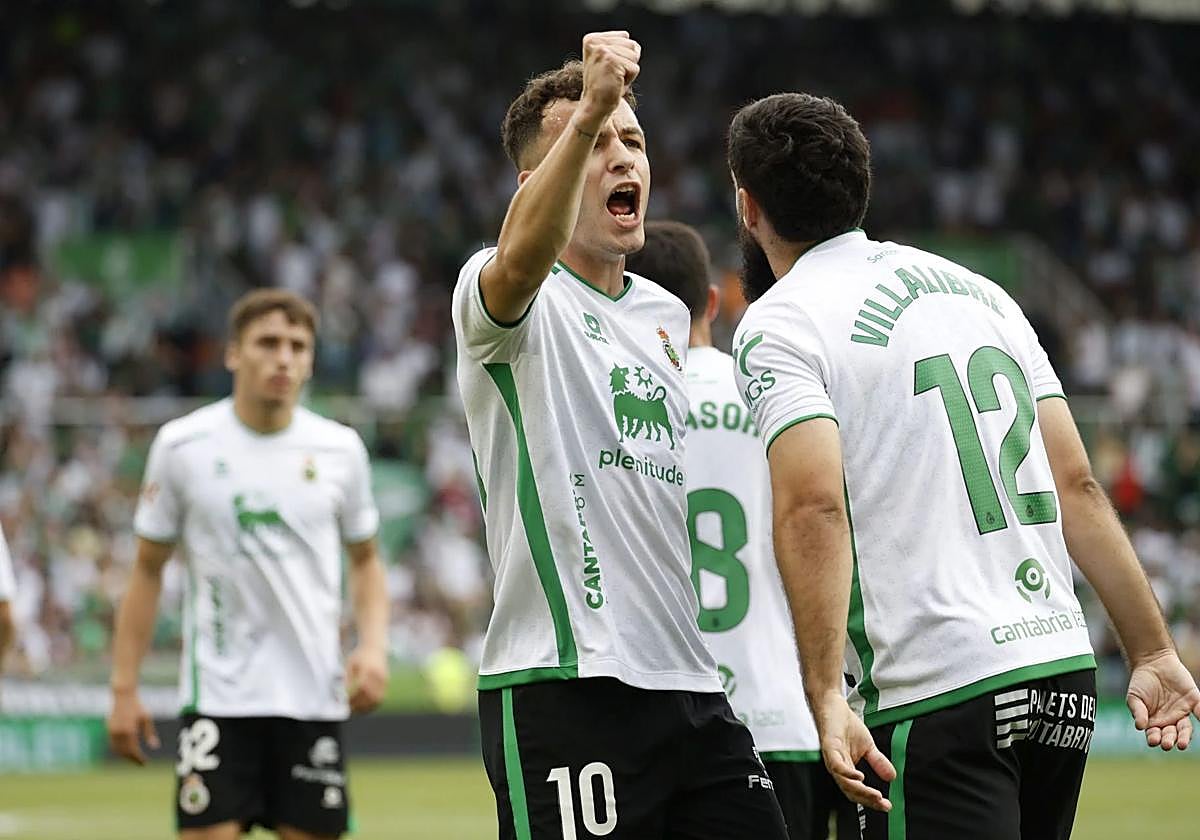 Los jugadores del Racing celebran un gol.