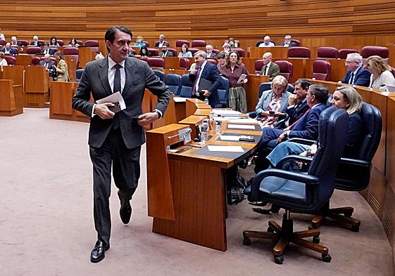 Suárez-Quiñones pasando por el escaño vacío de Fernández Mañueco en las Cortes.