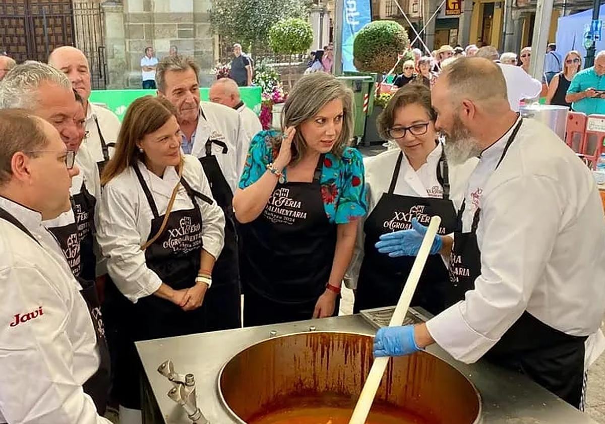 Imagen principal - Luis Javier Adiego Marqués participando en la Alubiada de La Bañeza.