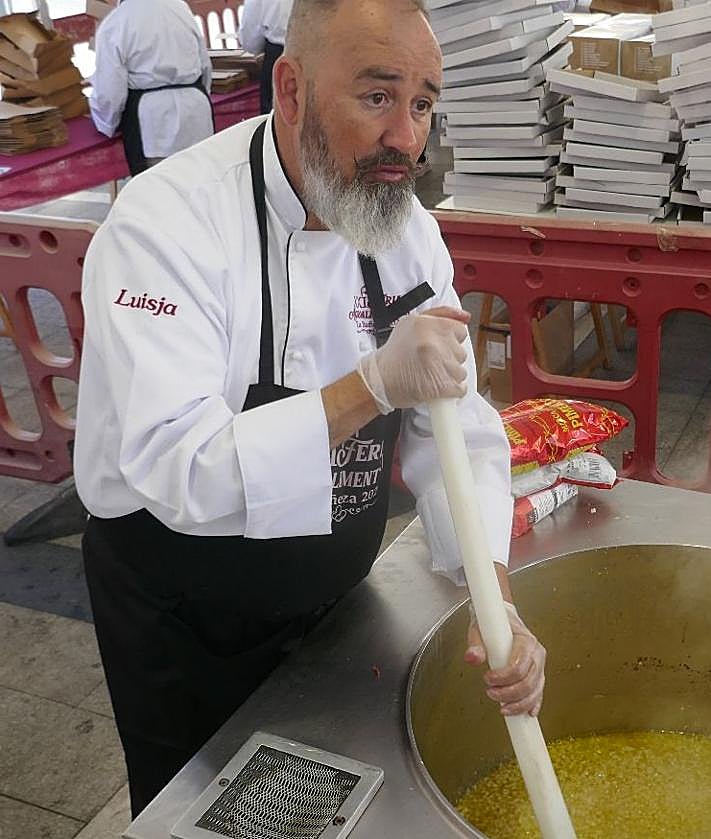 Imagen secundaria 2 - Luis Javier Adiego Marqués participando en la Alubiada de La Bañeza.