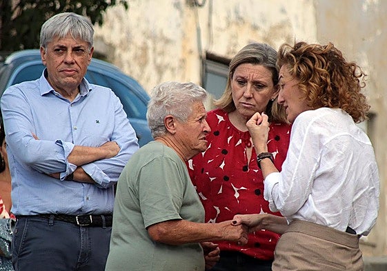 Una vecina de Castrocalbón conversa ante la mirada de la vicepresidenta de la Junta, Isabel Blanco, y el delegado territorial en León, Eduardo Diego.