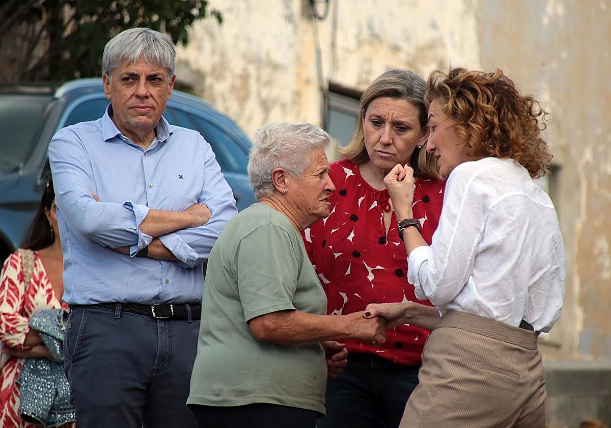 Una vecina de Castrocalbón conversa ante la mirada de la vicepresidenta de la Junta, Isabel Blanco, y el delegado territorial en León, Eduardo Diego.