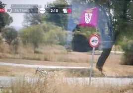 Una bandera de León al paso de La Vuelta por Salamanca.