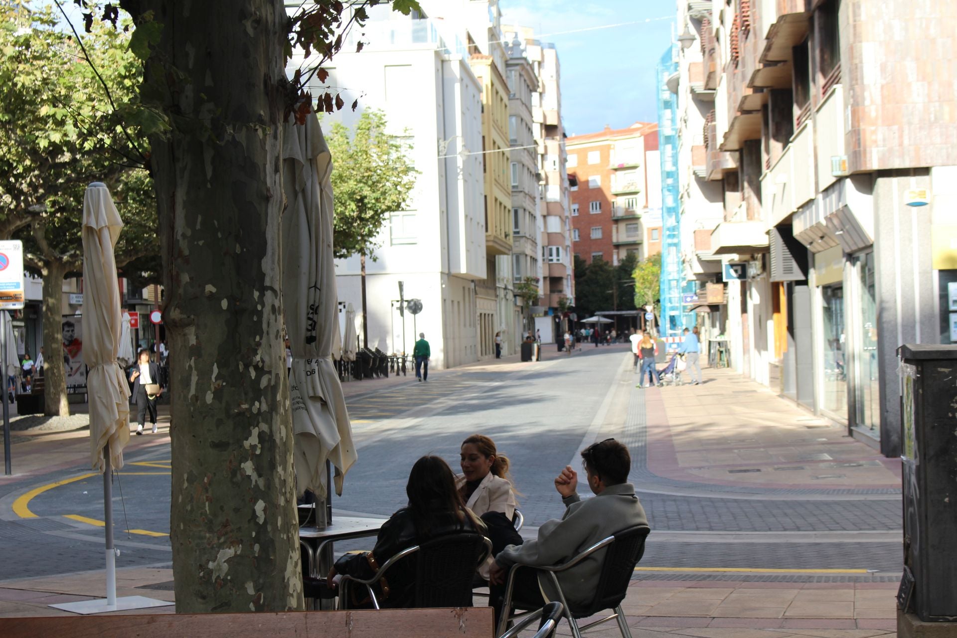 La calle Fuero cumple sus primeras semanas como peatonal