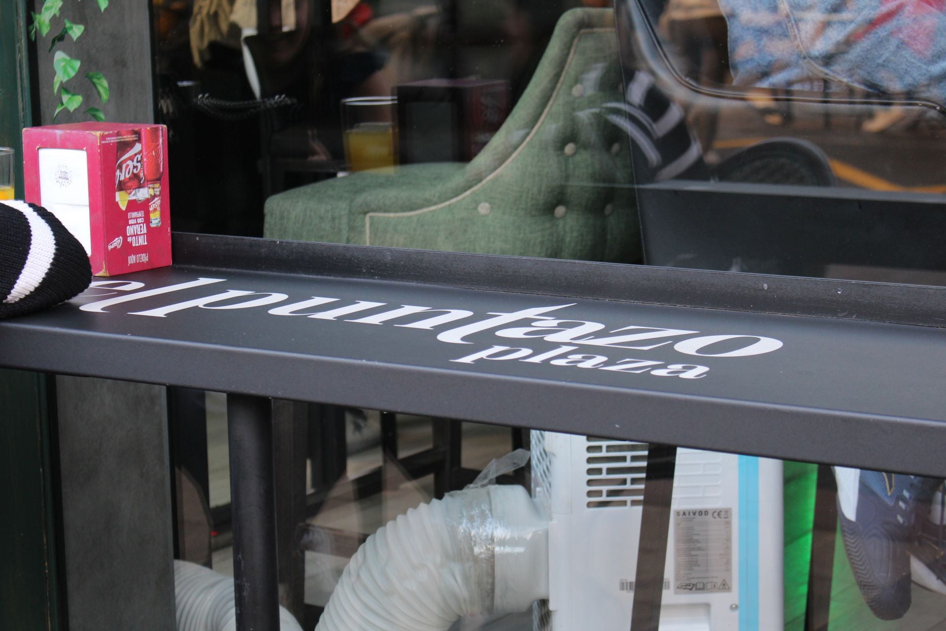 La pequeña barra en el exterior de un bar que denuncian que tienen que retirar.