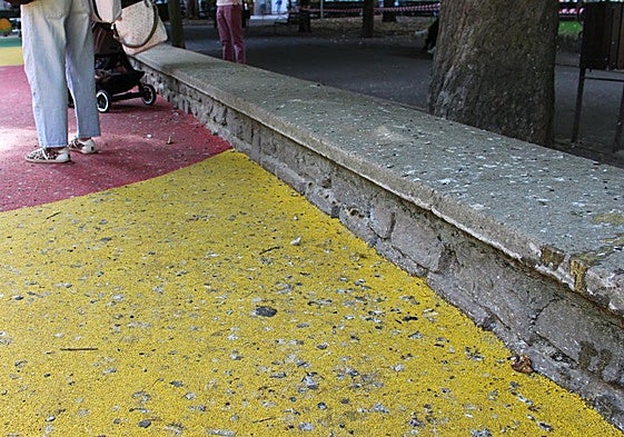 Excrementos de palomas y otras aves en la zona infantil del parque San Francisco en León y el muro que la separa del resto y hace las funciones de banco.