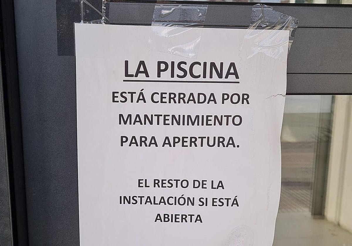 Cartel en la piscina Salvio Barrioluengo de esta misma semana.