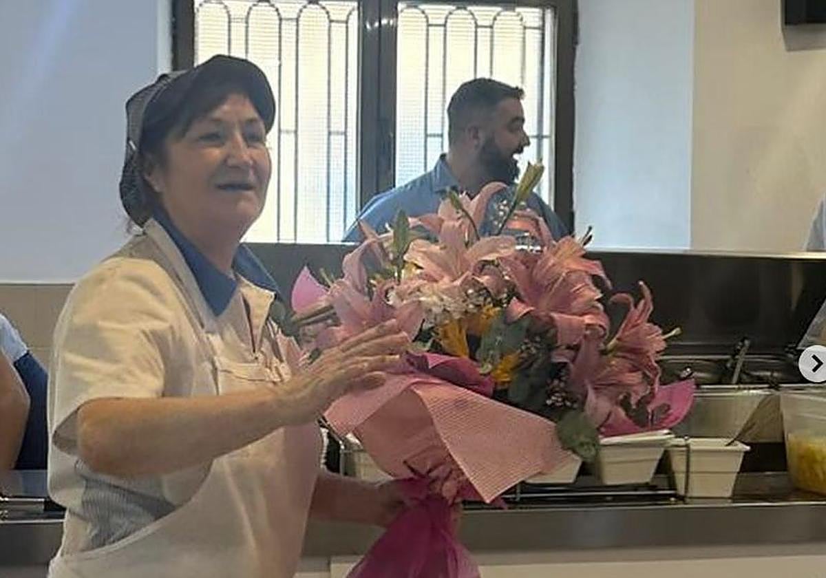 Mari con el ramo de despedida.