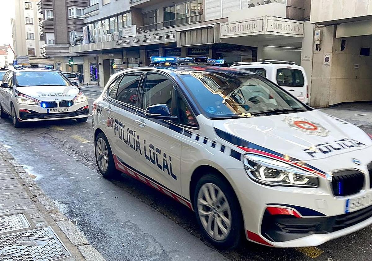 Imagen de archivo de dos coches de la Policía Local.