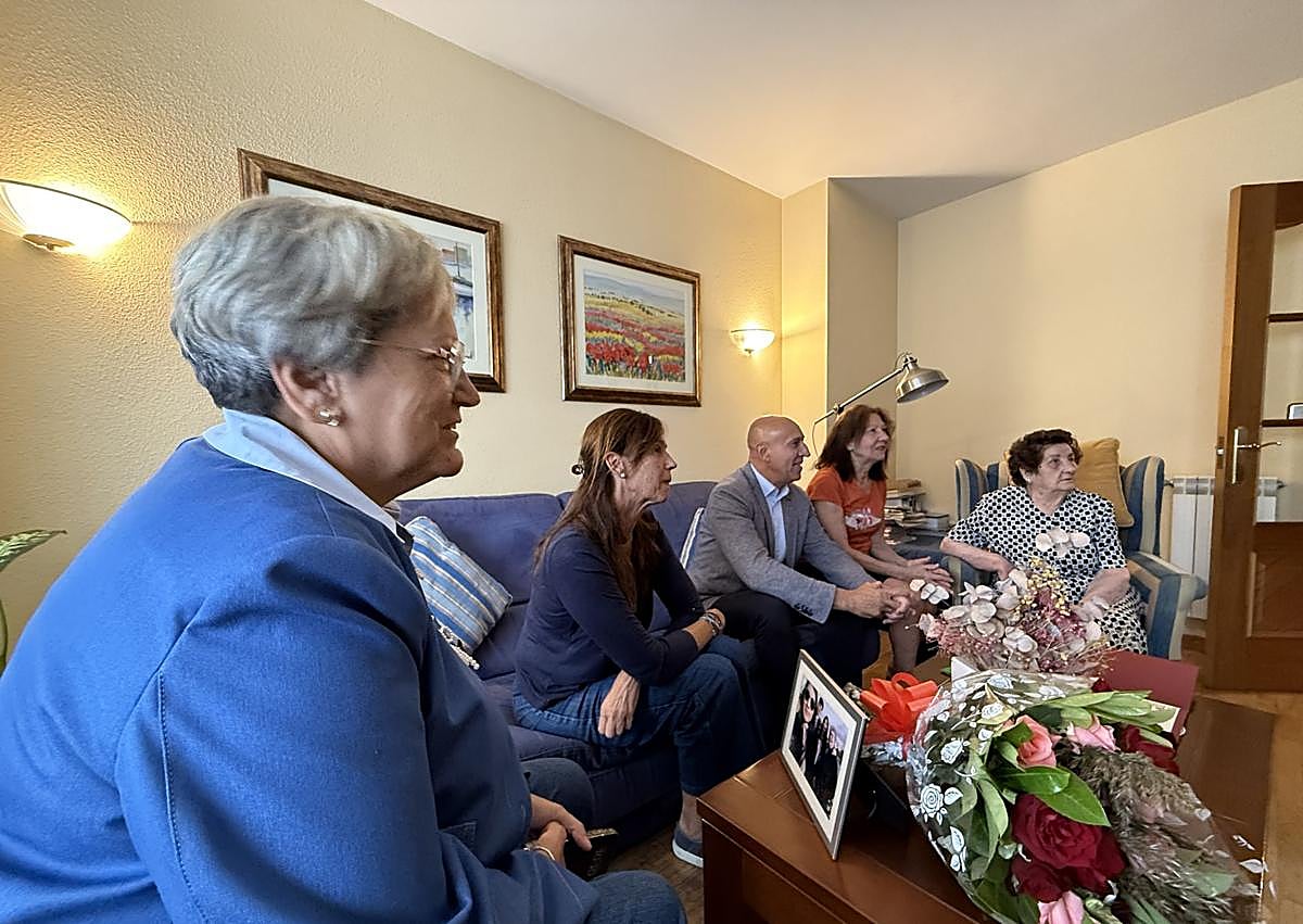 Imagen secundaria 1 - Celebración de los 100 años de Nicanora.