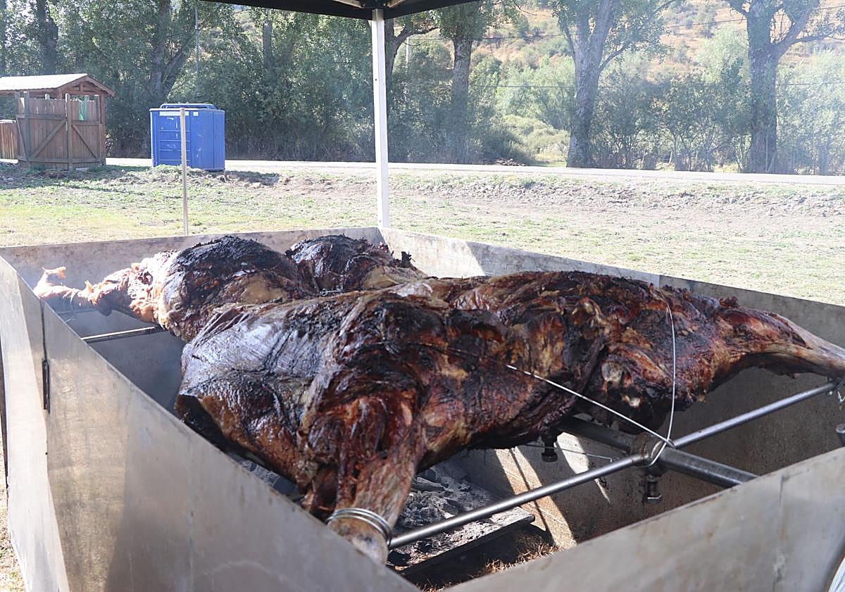 Imagen principal - Mercado y gastronomía en la Feria del Cristo de Valdelugueros