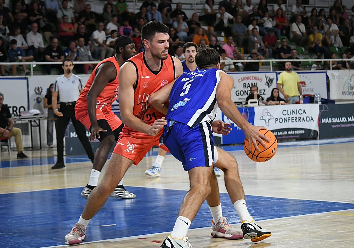 Acción del choque entre Clínica Ponferrada SDP y Círculo Gijón