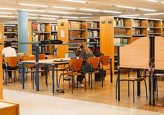 Estudiantes en una biblioteca.