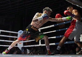Barrul, en el combate en el que se proclamó campeón de España ante Raúl Zabala.