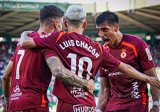Los jugadores de la Cultural, con Chacón en el centro, celebran el 0-4, obra de Collado a pase de Chacón.
