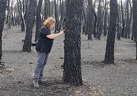 La catedrática de Ecología de la ULE, Elena Marcos, en la zona quemada por el incendio de Castrocalbón.