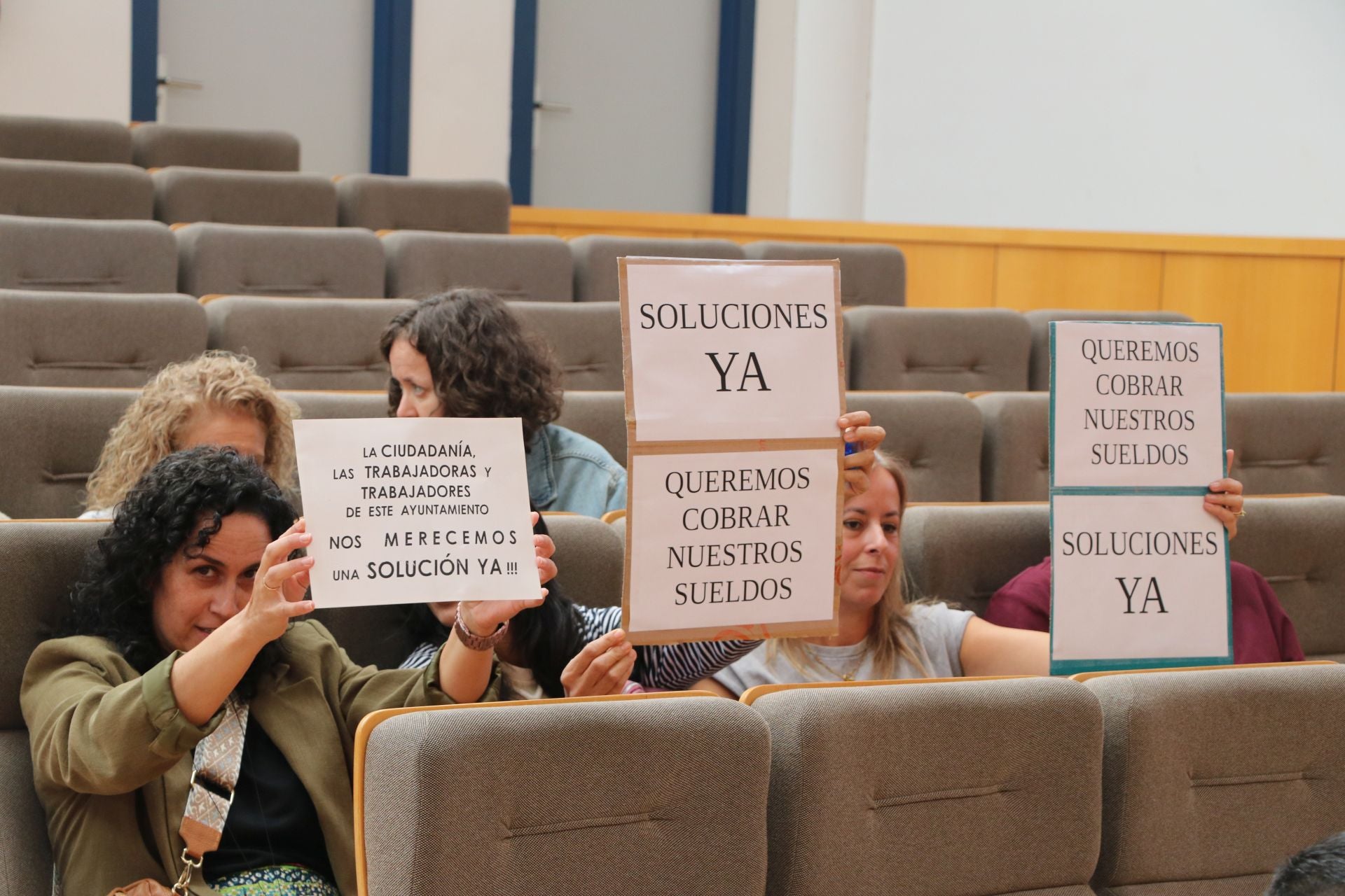Imágenes de la manifestación en el Ayuntamiento de San Andrés del Rabanedo