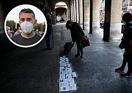 Carteles en recuerdo a José Antonio Justel en el lugar donde se produjo la paliza.