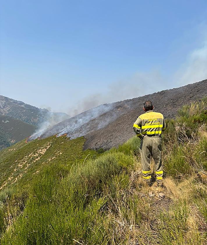 Imagen secundaria 2 - Arriba, Manuel Pérez trasladando el forraje; abajo, los caminos devastados y las llamas quemando el monte.
