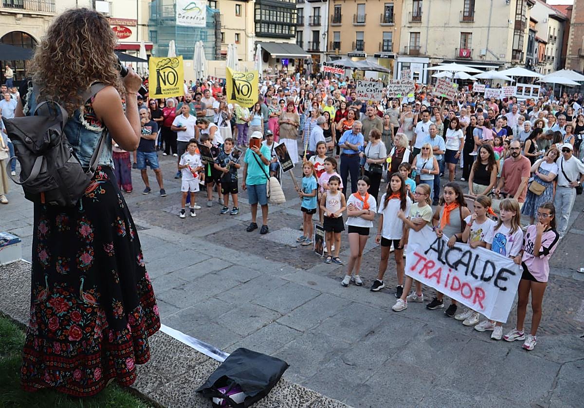 Centenares de personas se concentraron en la plaza de San Marcelo.