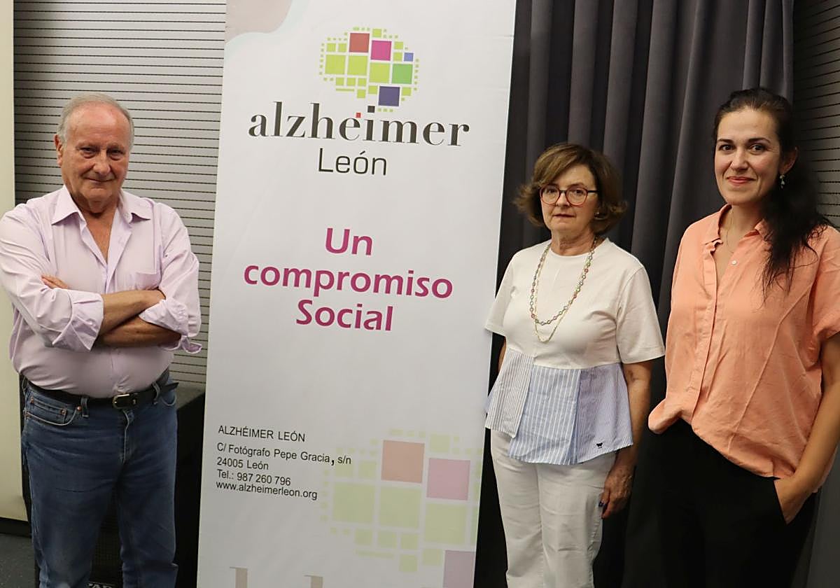 José Manuel Toyos, Raquel Larriba y Laura Rodríguez, familiares de miembros de Alzheimer León.