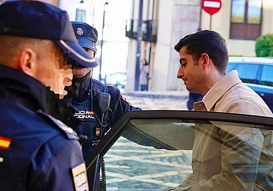 El autor del crimen de La Torre entra en la Audiencia.