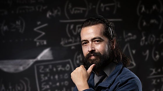 Otro hito del físico leonés Yehuda Ashkelon: da con el axioma clave para completar un manuscrito del siglo XX