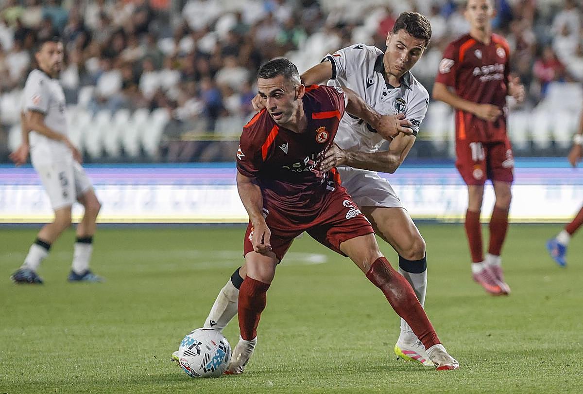 Quique Fornos, en un partido con la Cultural.
